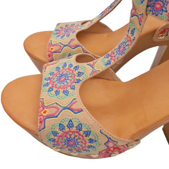Gianni Bini Embroidered Mandala Faux Wood Clog Platform Sandals SZ 8.5 - Picture 4 of 16
